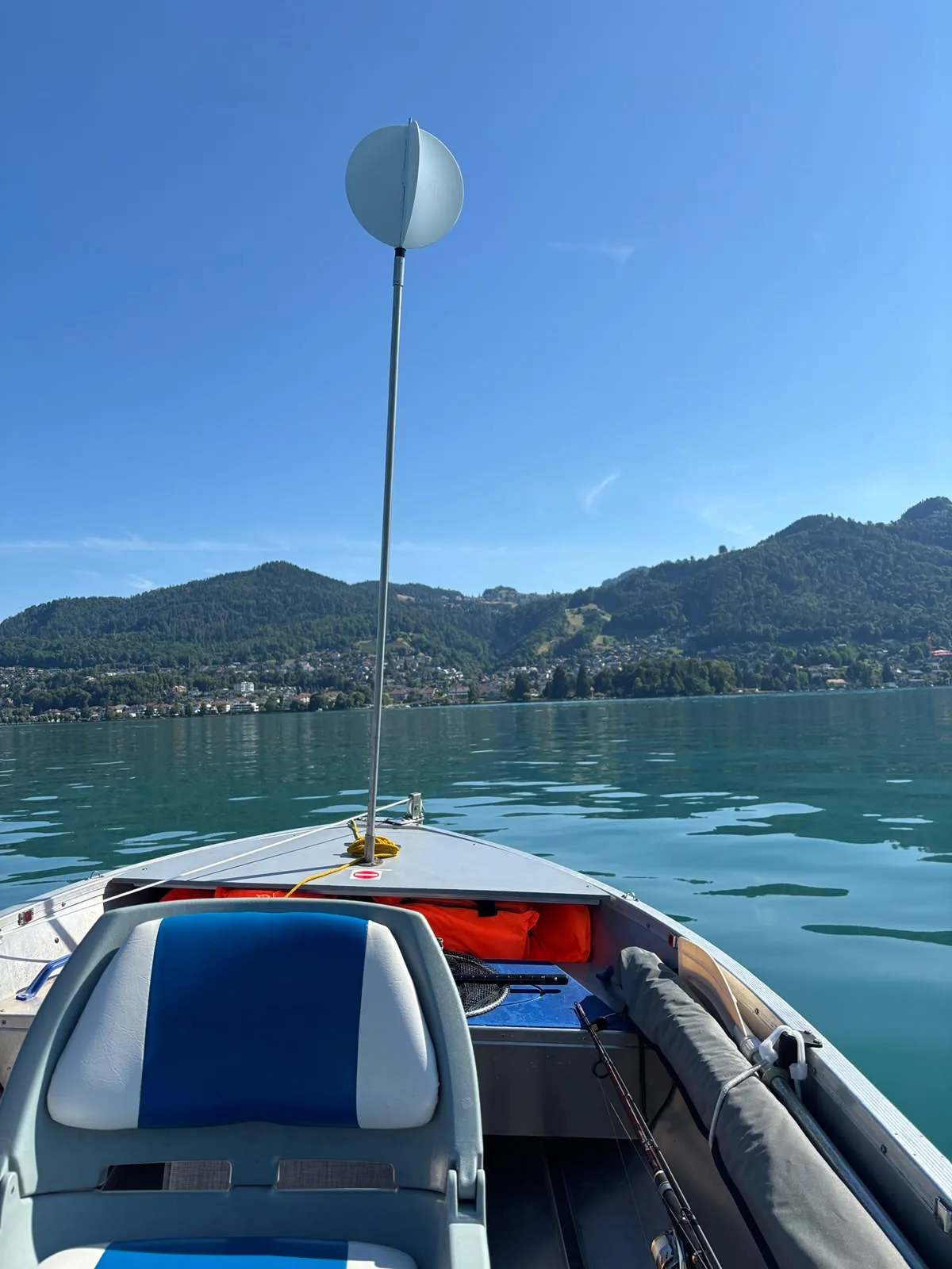 Gepolsterter Sitz im Bug auf dem Thunersee